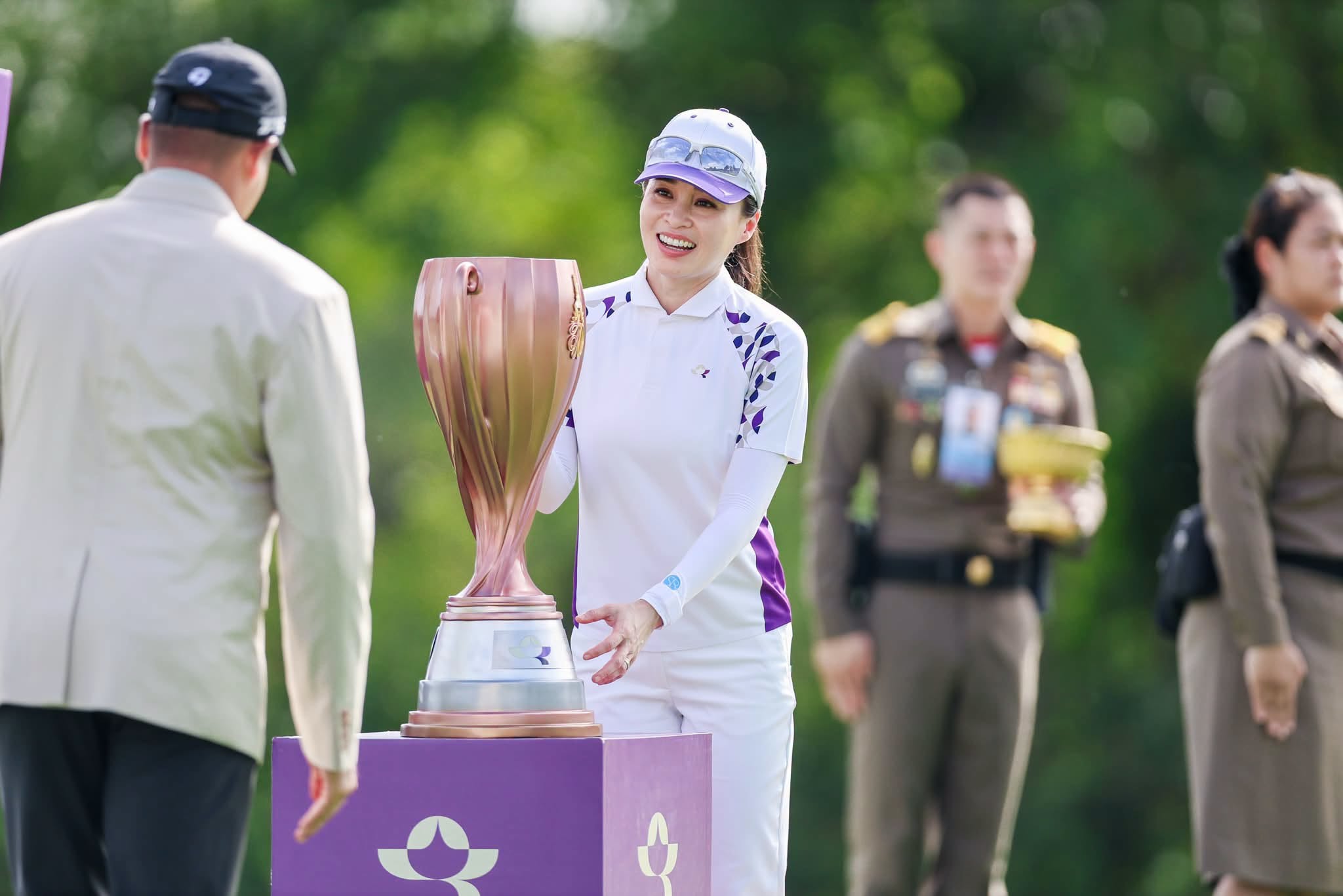 สมเด็จพระนางเจ้าสุทิดา พัชรสุธาพิมลลักษณ พระบรมราชินี เสด็จพระราชดำเนินเป็นองค์ประธานทอดพระเนตรการแข่งขันกอล์ฟ รายการ Queen’s Cup Thailand Championship 2026 ณ สนามริเวอร์เดล กอล์ฟ คลับ อำเภอเมืองปทุมธานี จังหวัดปทุมธานี